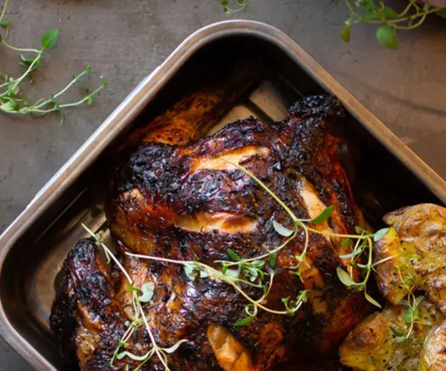 Helstekt kyckling med krispiga potatisar i ugnsform. Perfekt kyckling temperatur ger en saftig och god måltid.