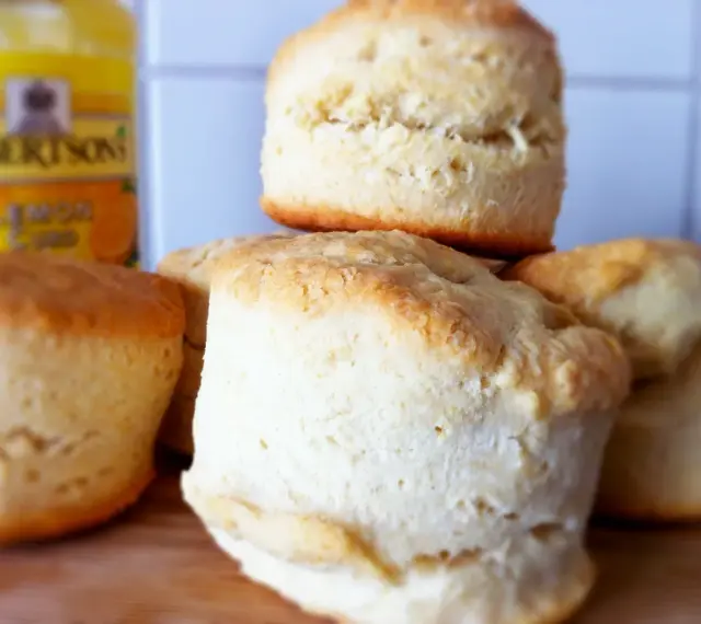 En hög med fluffiga engelska scones, redo att serveras med Robertsons Lemon Curd.