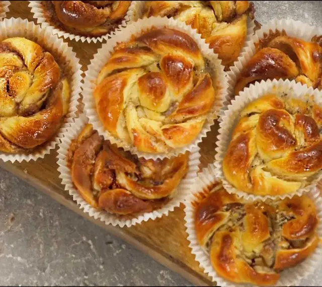 Gyllene bullar med mandelmassa och vallmofrön, bakade till perfektion. En härlig syn för ögat och en njutning för smaklökarna.
