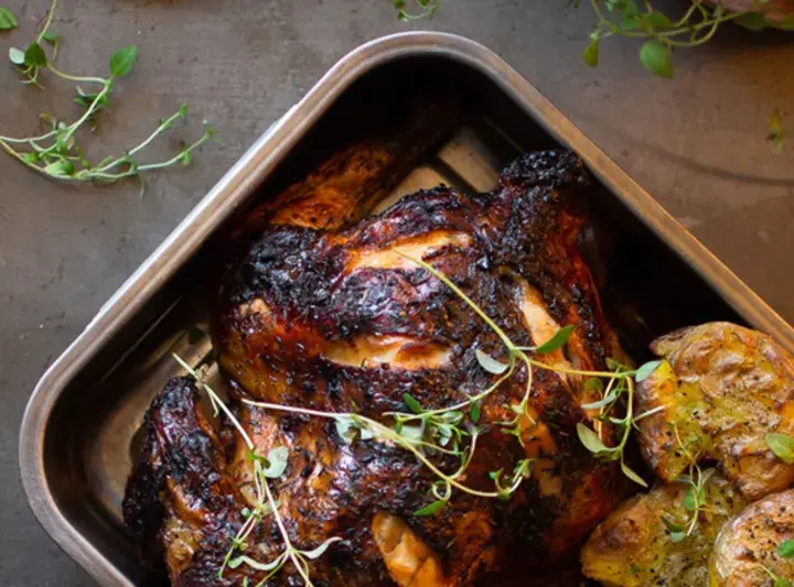 Helstekt kyckling med krispiga potatisar i ugnsform. Perfekt kyckling temperatur ger en saftig och god måltid.