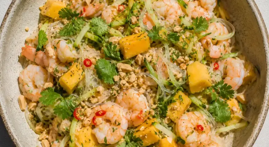 En läcker asiatisk sallad med räkor, mango, gurka, glasnudlar och jordnötter.