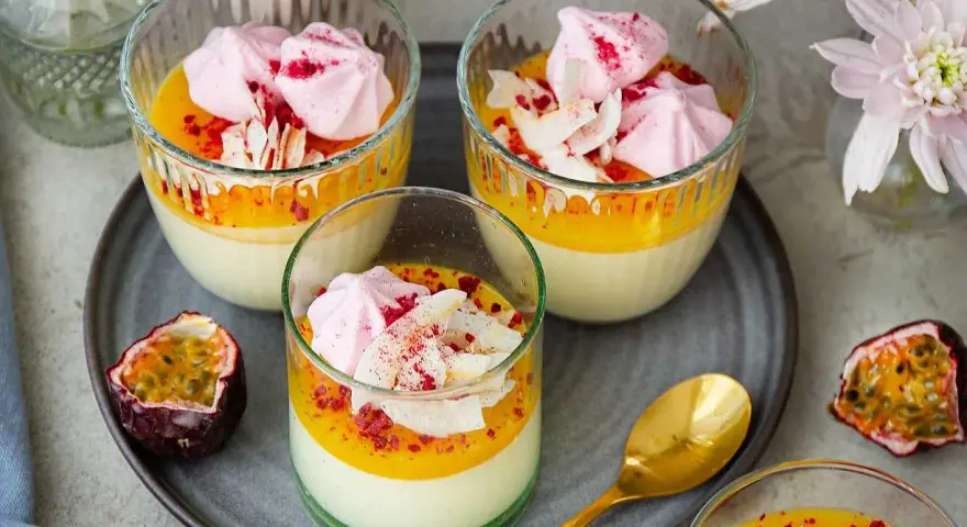 Vackra glas med en krämig påsk dessert, toppad med maräng, passionsfrukt och kokosflingor. En perfekt avslutning på påskfirandet.