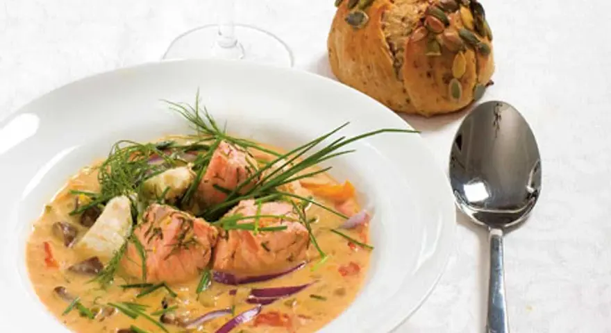 En krämig fisksoppa med lax och dill, perfekt för att frysa in och njuta av senare. Serveras med ett fröbröd.