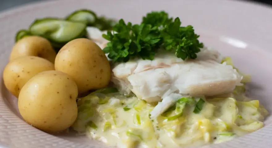 En portion stuvad spetskål med fisk, potatis och gurka. En klassisk svensk rätt som smakar ljuvligt.