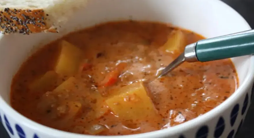 En värmande cowboy soppa med potatis och en bit bröd.