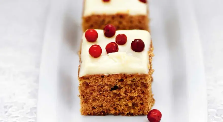 Mjuk pepparkaka med frosting och lingon. En härlig julsmak som smälter i munnen.