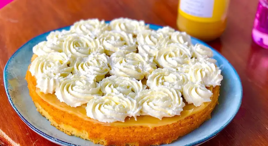 En härlig citronkaka med fluffig grädde, perfekt att baka med citron.