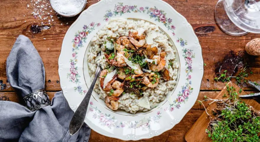 Krämig risotto med räkor och svamp. En perfekt rätt, och ja, kan man frysa risotto? Absolut, för att njuta senare!
