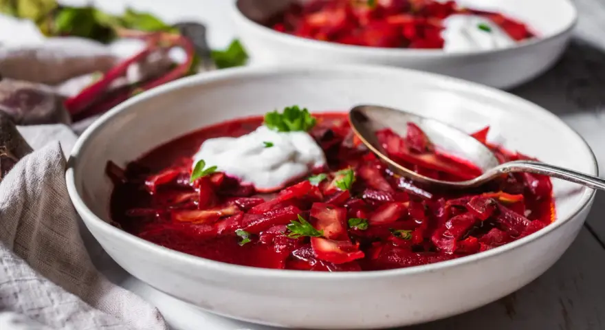 Varm och mustig borsjtj, perfekt för kalla dagar. Här är ett enkelt borsjtj recept med rödbetor, kål och en klick gräddfil.