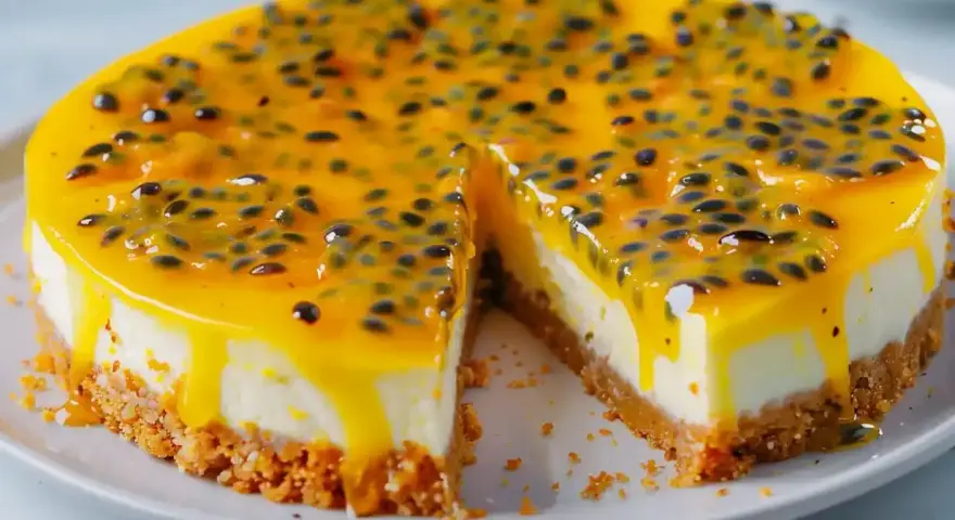 En krämig cheesecake med passionsfrukt som topping, en härlig dessert för alla sinnen.
