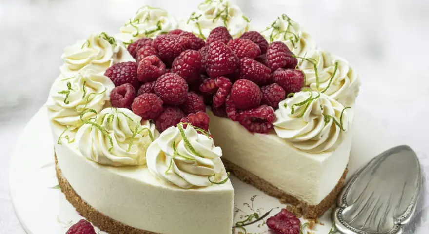 En krämig cheesecake med hallon och lime, perfekt som dessert nyårsafton.