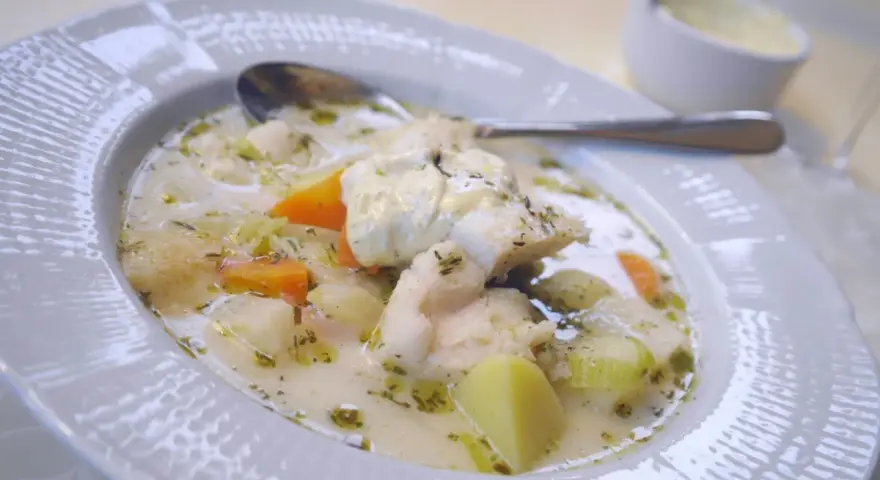 En värmande laxsoppa med potatis, morötter och en klick gräddfil. Perfekt för en kylig dag.