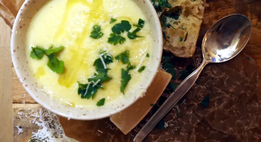 Krämig soppa utan mixer, toppad med persilja och parmesan. Serveras med ett gott bröd och en sked.