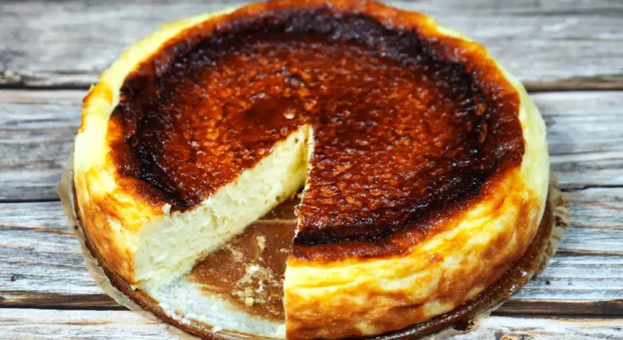 En krämig baskisk cheesecake med en härligt bränd yta, redo att avnjutas.