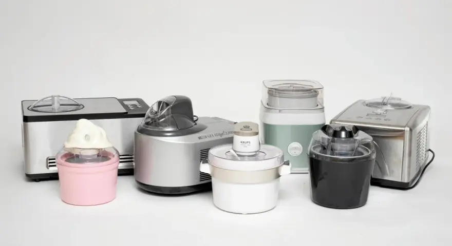 En samling glassmaskiner i olika färger och modeller, redo att skapa hemmagjord glass.