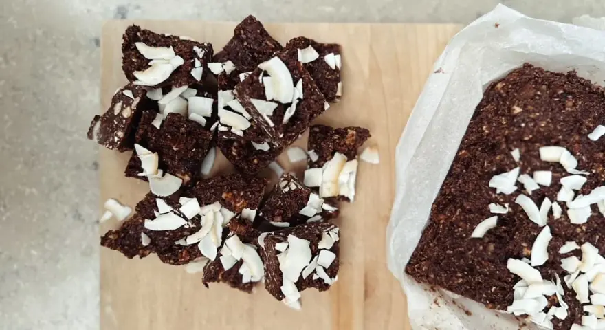 Chokladbitar med kokosflingor, perfekta att baka med dadlar. Enkla att göra och goda att äta.