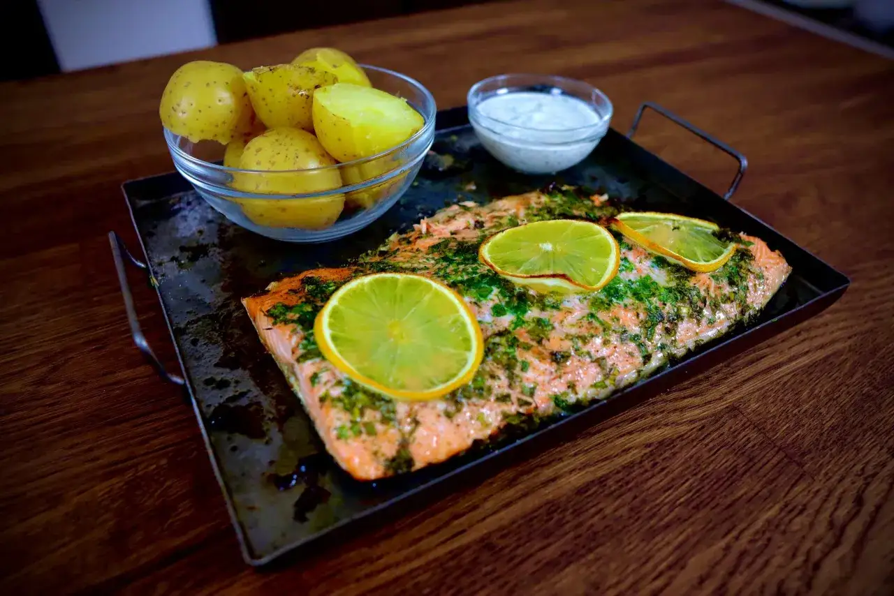 Fryst lax i ugn med citron och dill, serverad med kokt potatis och en vit sås. En härlig middag!