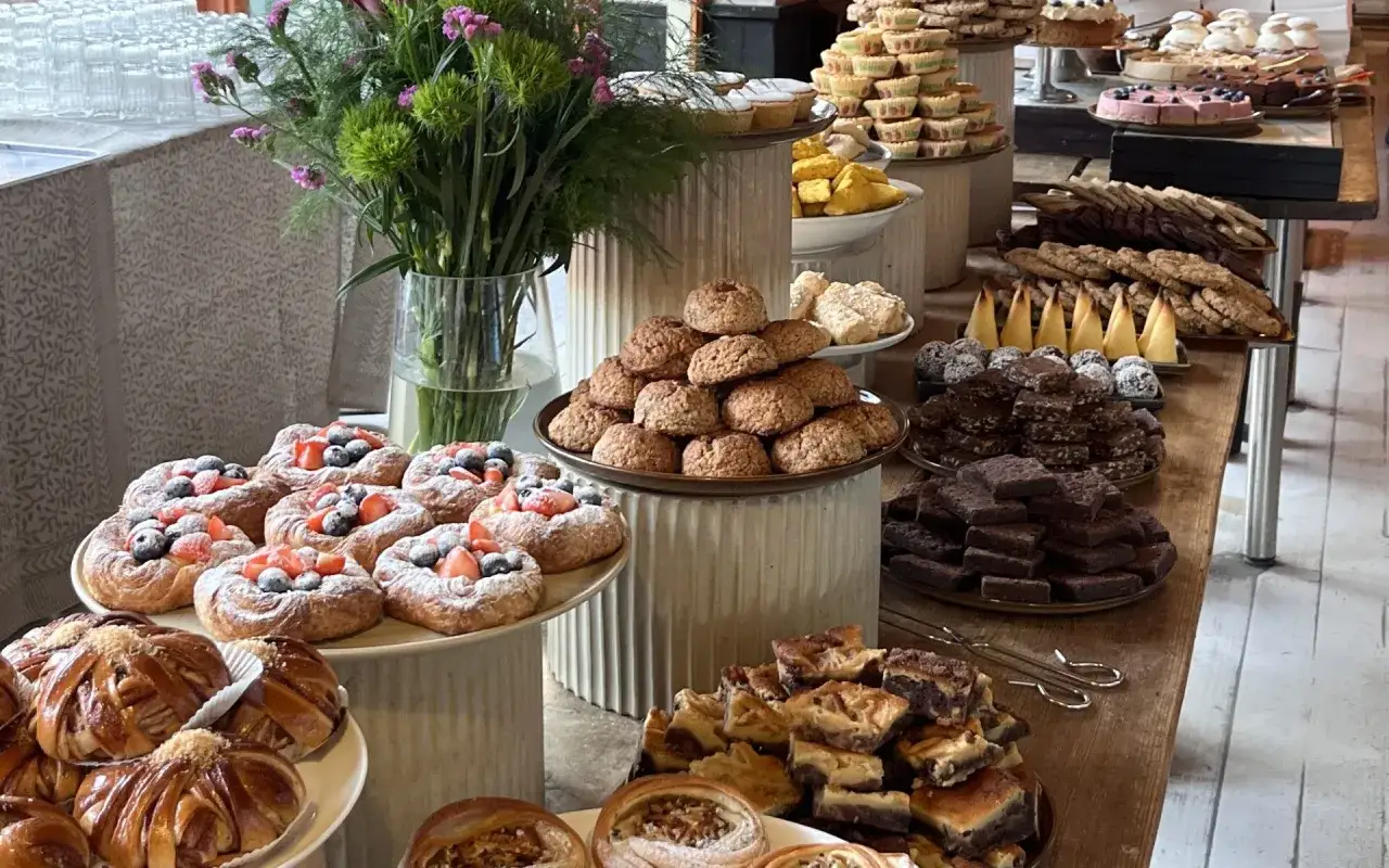 Ett dignande buffébord med bakverk, perfekt för att bjuda på fika till många. Här finns allt från bullar med bär till chokladkakor och småkakor.
