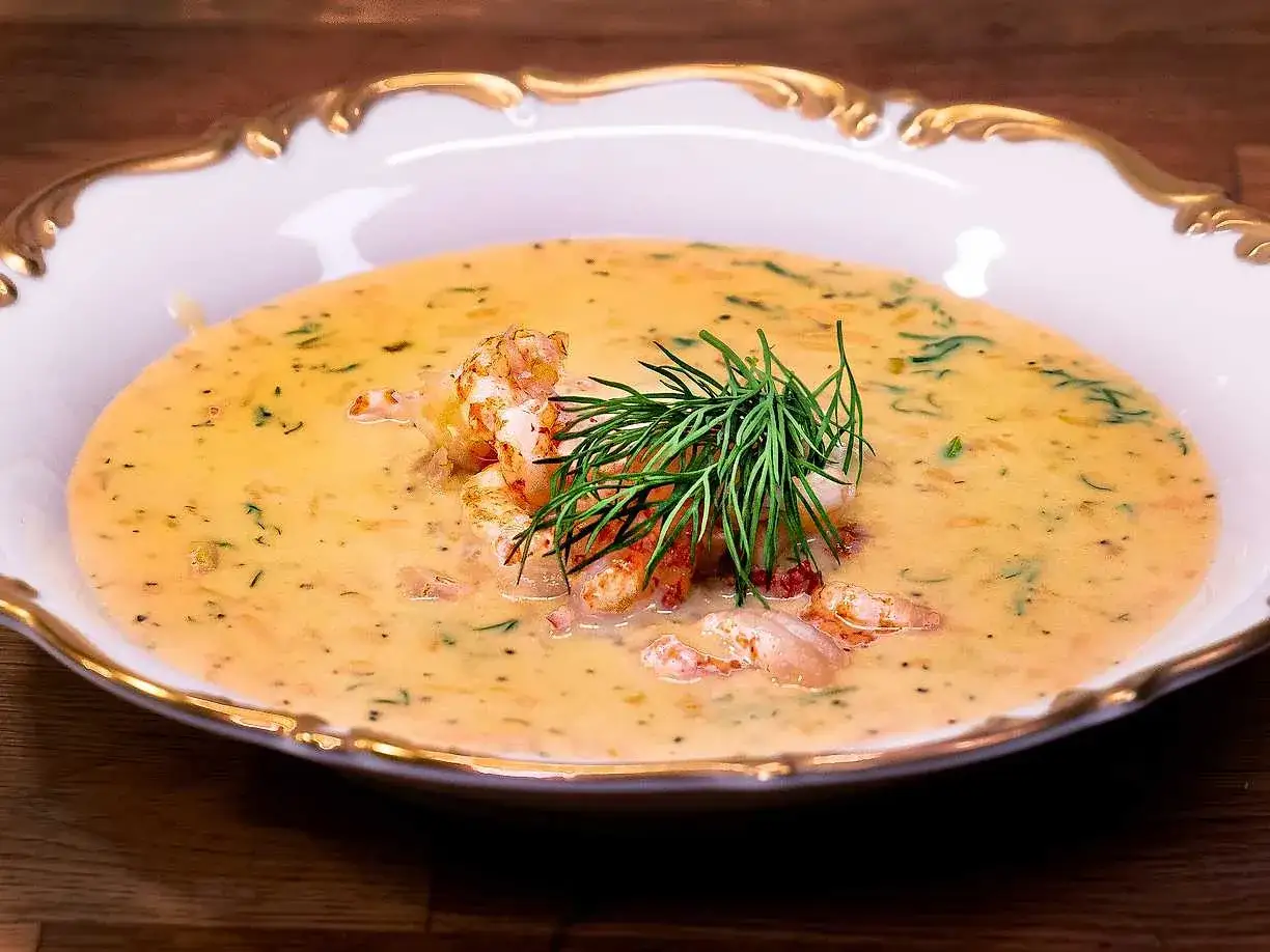 Kr&auml;mig soppa med r&auml;kor och dill i en elegant sk&aring;l. En h&auml;rlig soppa med gr&auml;dde som v&auml;rmer.