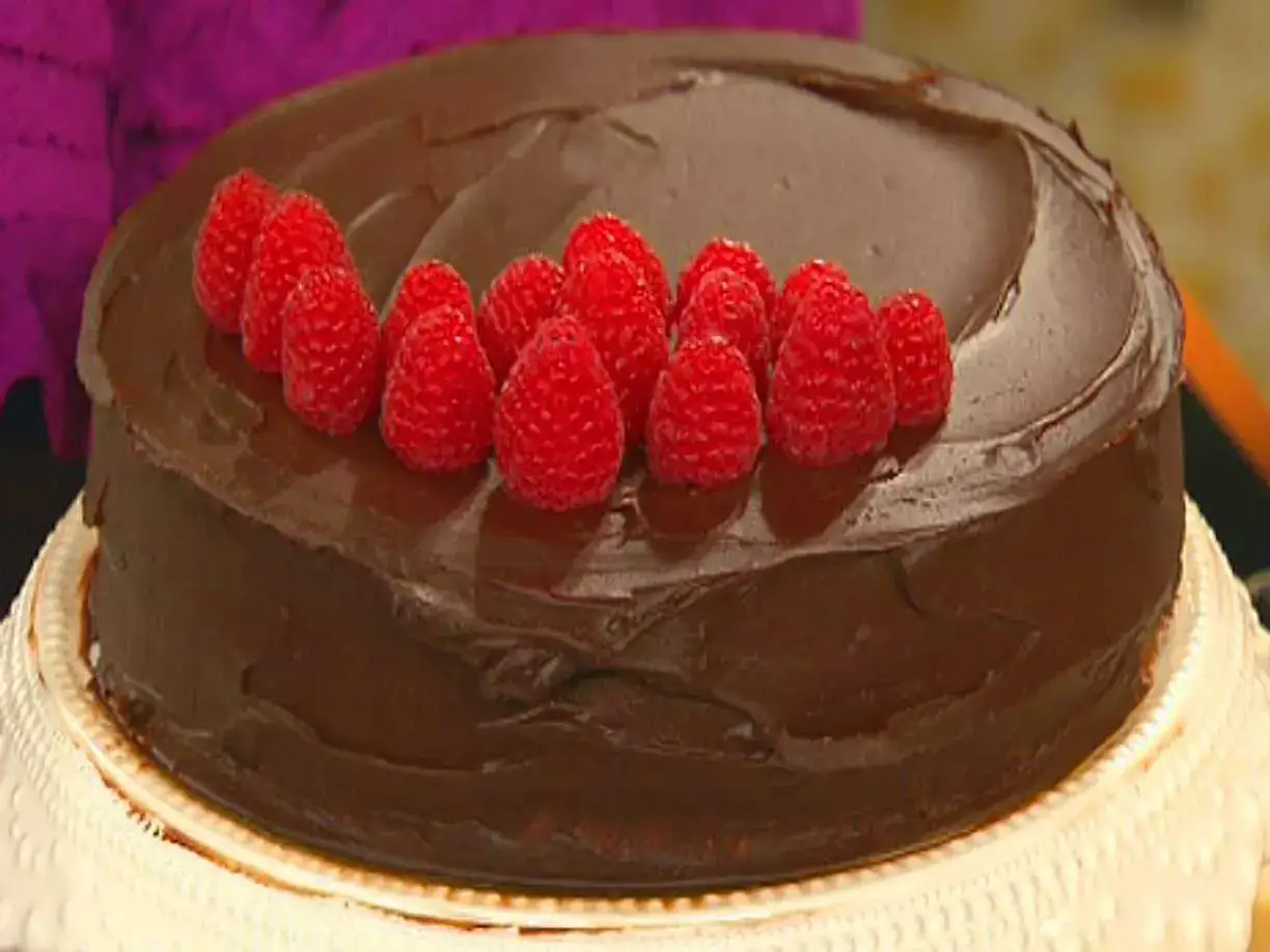 En läcker chokladtårta med sammetslen glasyr, dekorerad med färska hallon. Perfekt för alla chokladälskare!
