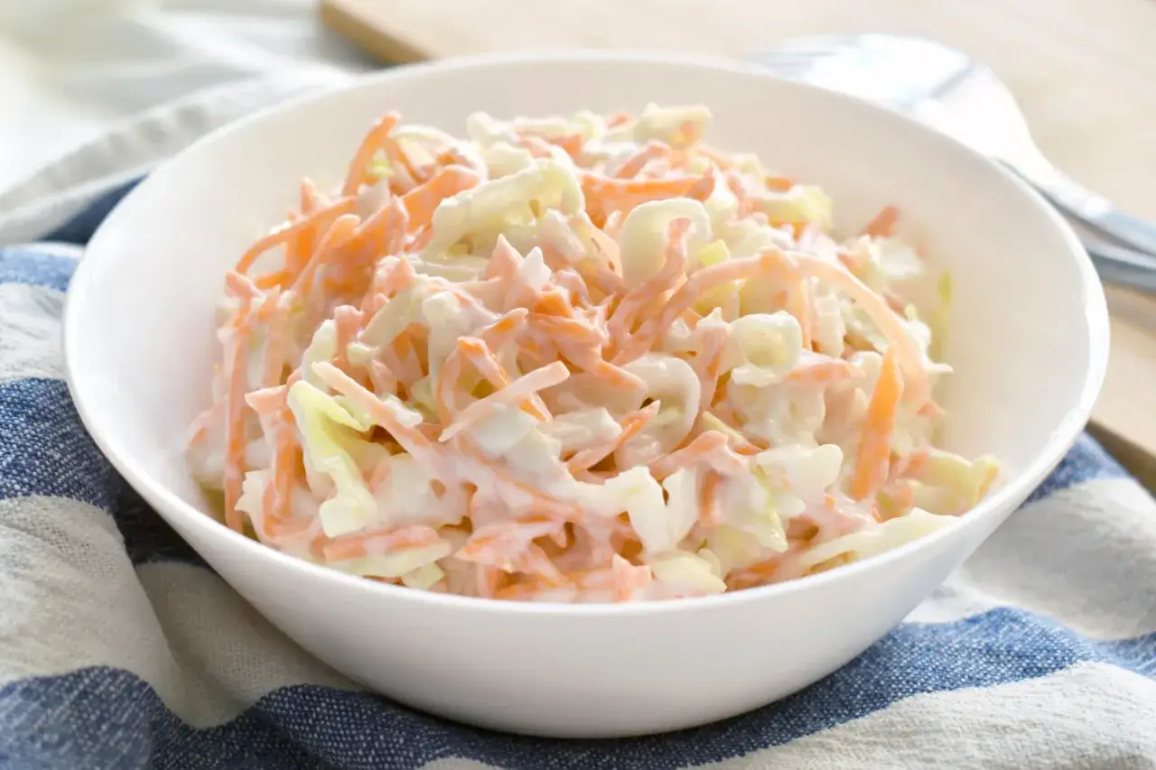 En skål med krämig coleslaw, perfekt till grillat.