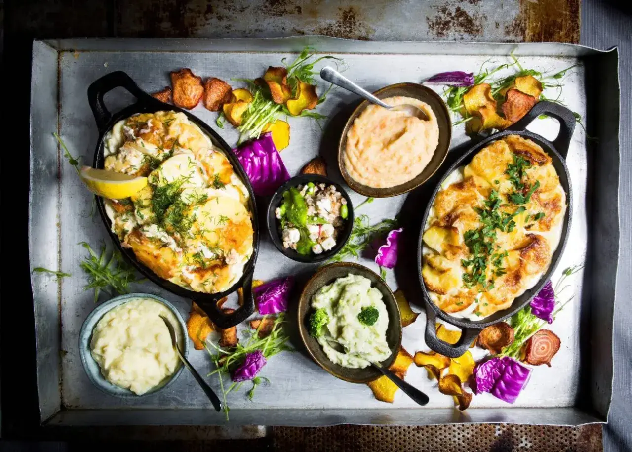 En härlig bricka med gratinerad potatis, potatismos och andra grönsaksrätter. Perfekt för den som älskar fast eller mjölig potatis till mos.