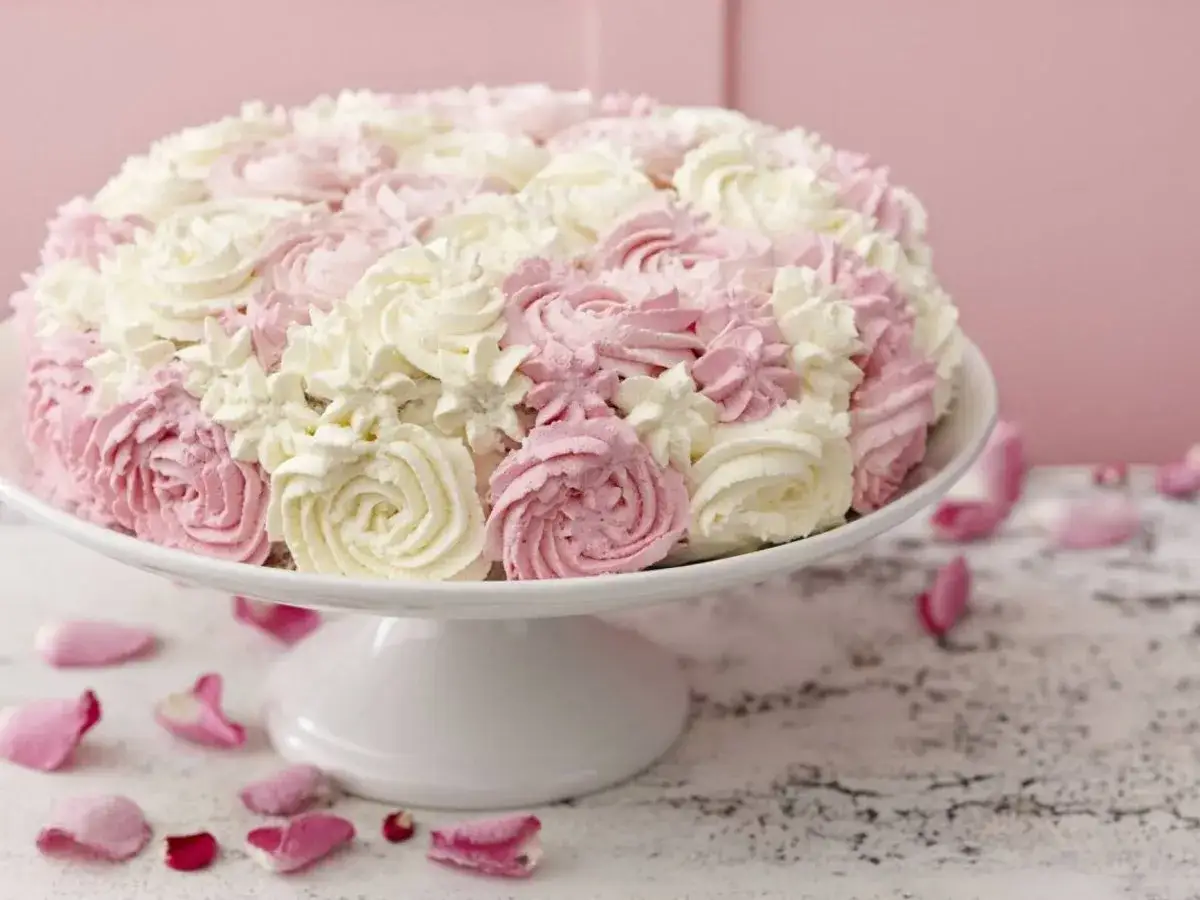 En vacker t&aring;rta med rosa och vita rosm&ouml;nster, perfekt f&ouml;r att dekorera t&aring;rta till ett speciellt tillf&auml;lle.