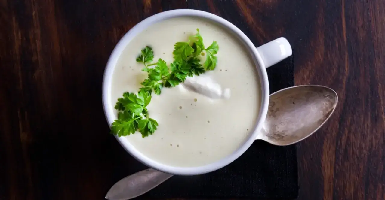 Krämig soppa med persilja och en klick gräddfil. Undrar om man kan frysa creme fraiche?
