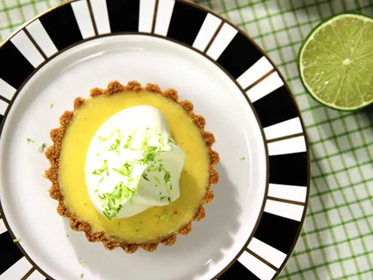 En läcker key lime pie med vispgrädde och limezest. En perfekt dessert för en solig dag.