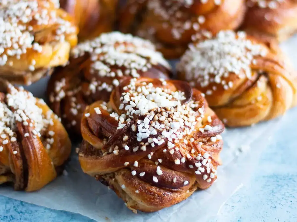Camilla Hamid bakar kanelbullar, gyllene och toppade med pärlsocker. En härlig syn!