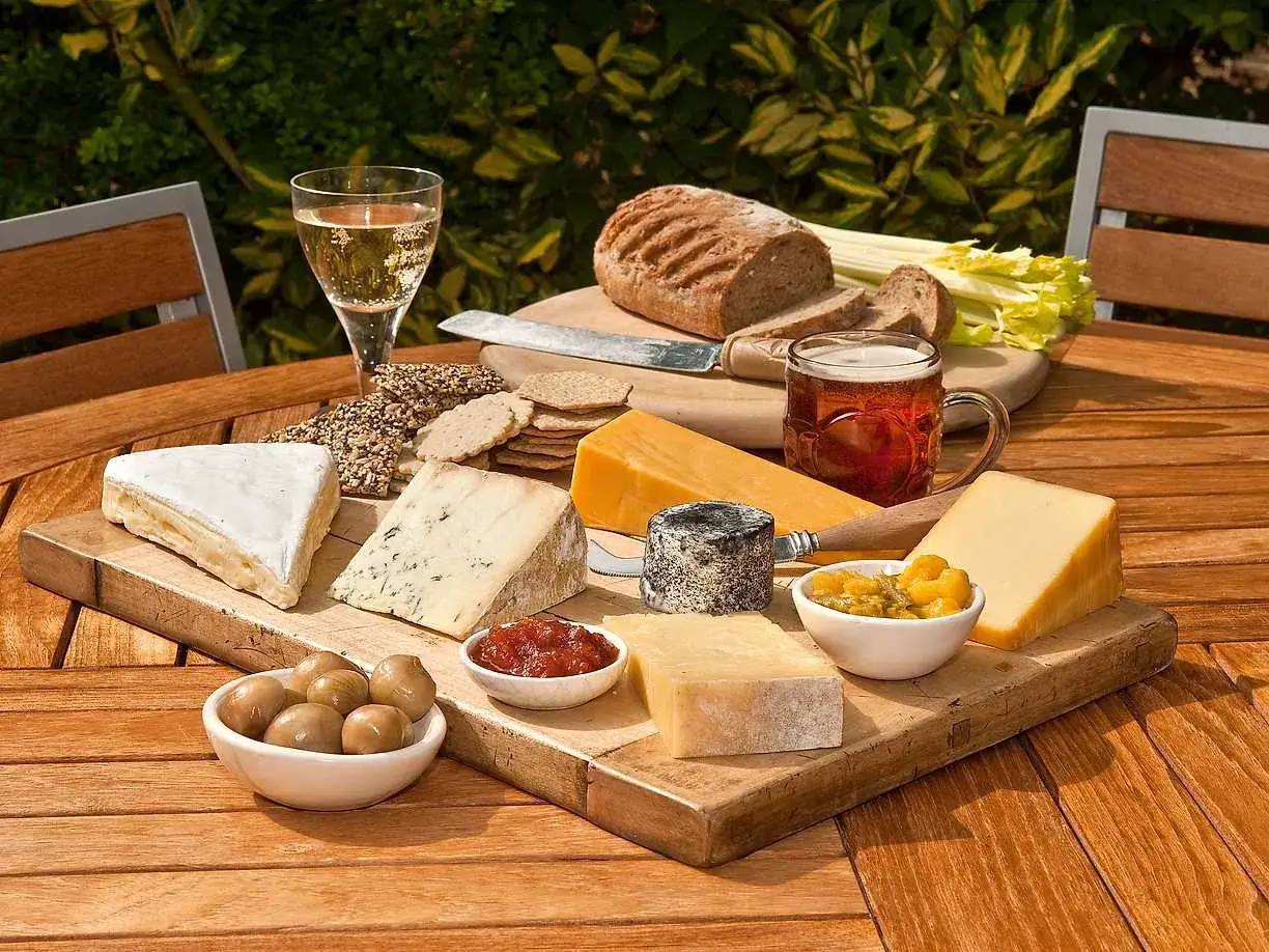 En härlig ostbricka med olika ostar, kex, bröd, oliver och chutney. Perfekt för en picknick utomhus. Undrar om man kan frysa ost?