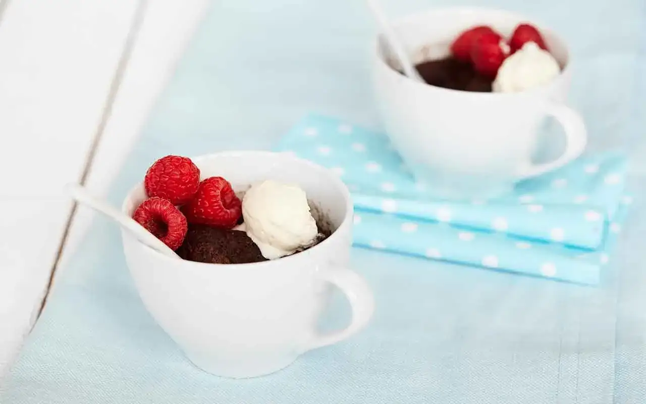 En kladdkaka i micro, toppad med hallon och vaniljglass. Perfekt för en snabb fikastund.