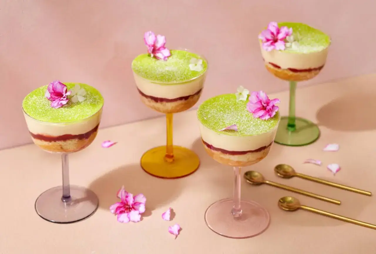 Fyra vackra prinsesst&aring;rtor i glas, dekorerade med blommor och pudrade med florsocker. Perfekt f&ouml;r en festlig stund.