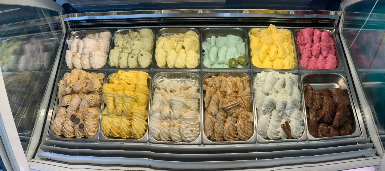 Ett urval av läckra italiensk glass i olika färger och smaker, från krämig vanilj till intensiv choklad.