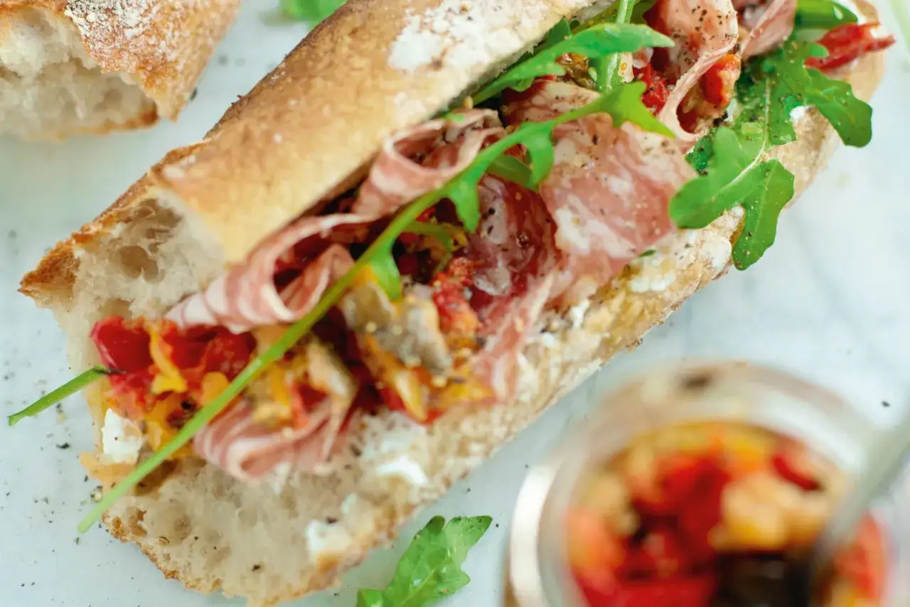 En läcker banh mi med salami, ruccola och soltorkade tomater i ett krispigt bröd.