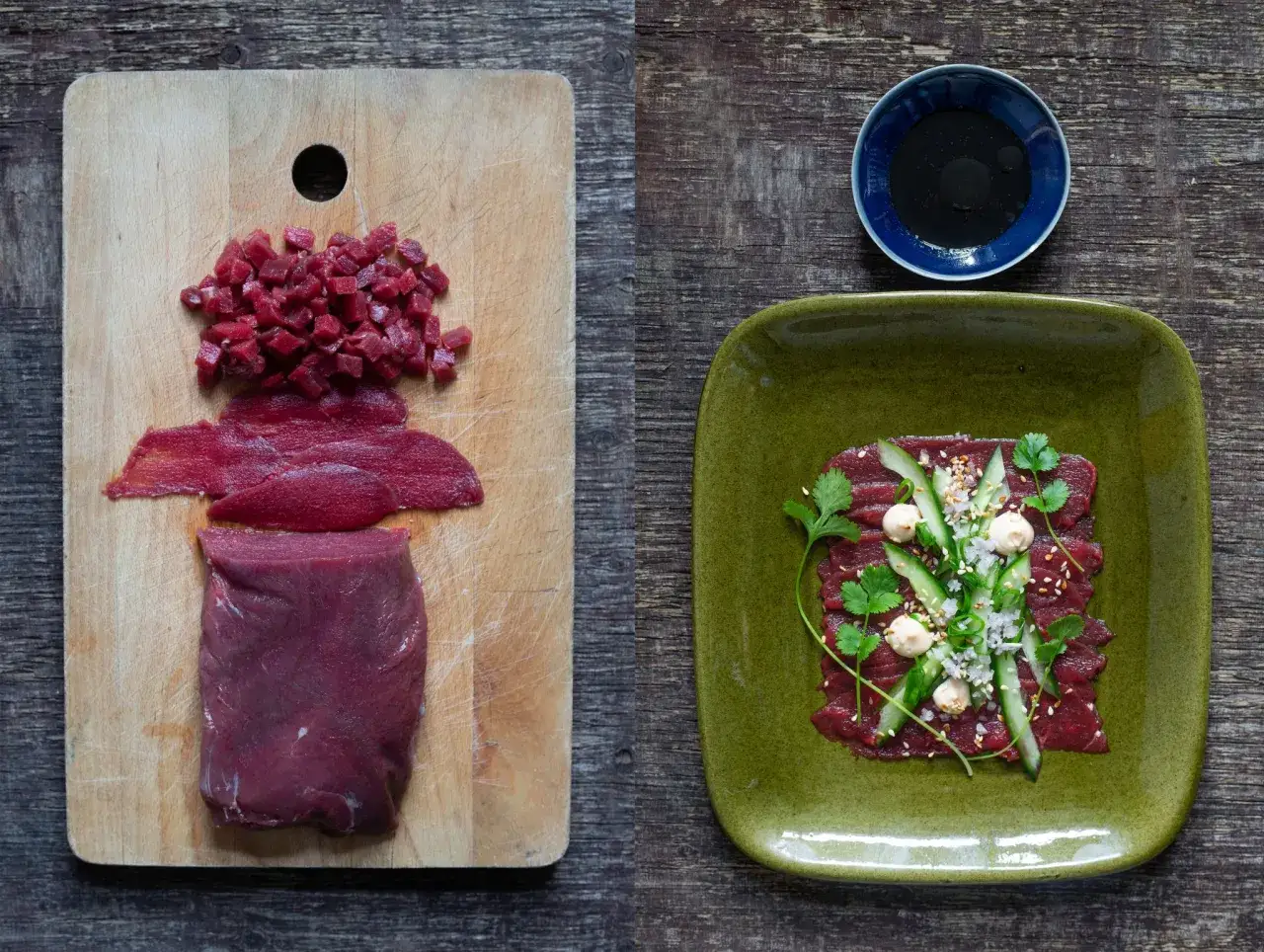 Förberedelser för en utsökt asiatisk råbiff: rått kött i bitar och skivor på en skärbräda, färdigrätt med gurka, örter och sesamfrön på en grön tallrik.