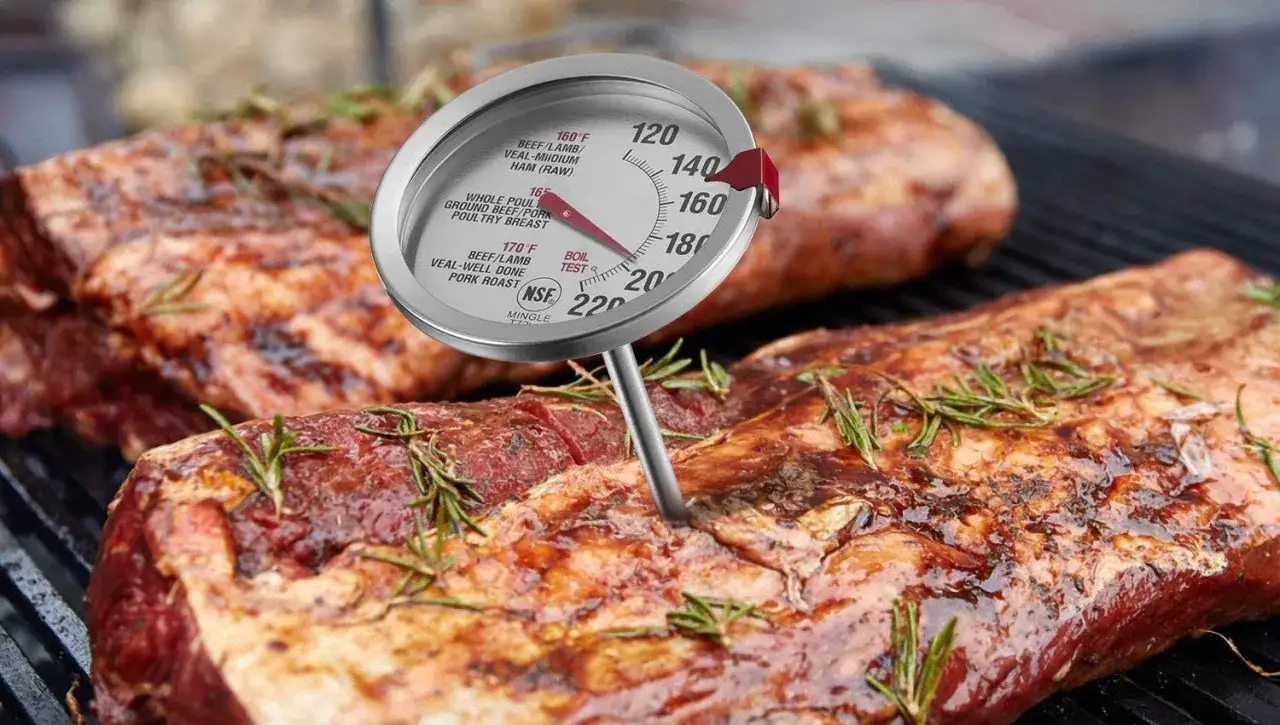 Grillad flankstek med rosmarin, en termometer visar temperaturen.