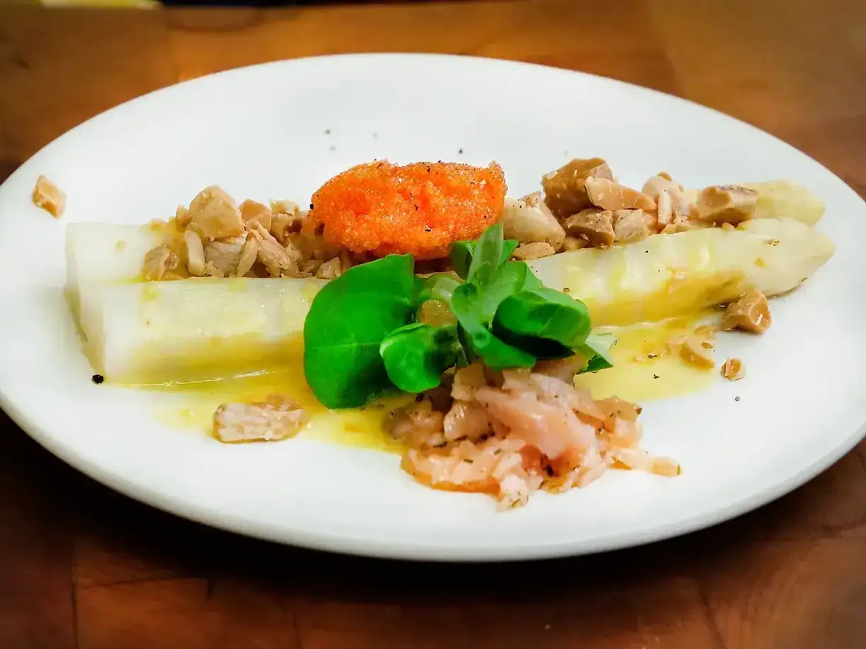 Vit sparris med strimlad fisk, en klick rom och en len hollandaise sås.