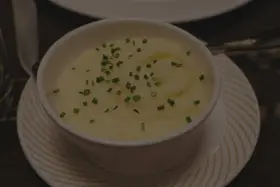 Krämig potatismos i en vit skål, garnerad med gräslök. Perfekt för att frysa potatis och njuta av senare.