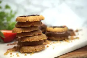 En hög med hembakade kakor, perfekta att baka med Nutella. En jordgubbe ligger bredvid.
