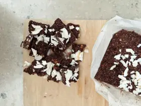 Chokladbitar med kokosflingor, perfekta att baka med dadlar. Enkla att göra och goda att äta.