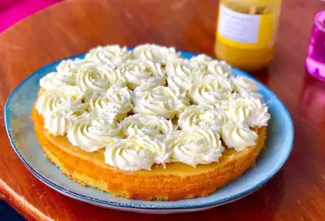 En härlig citronkaka med fluffig grädde, perfekt att baka med citron.