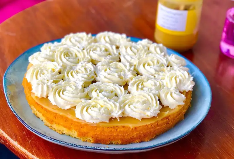 En härlig citronkaka med fluffig grädde, perfekt att baka med citron.