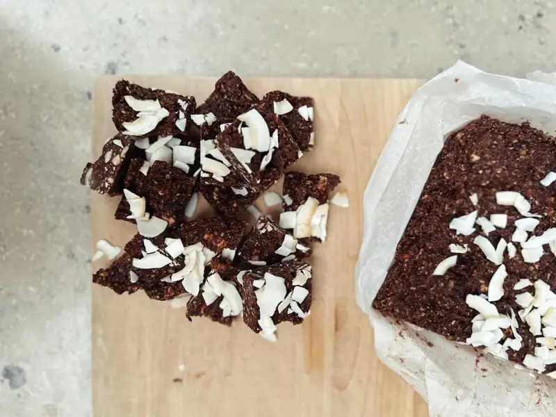 Chokladbitar med kokosflingor, perfekta att baka med dadlar. Enkla att göra och goda att äta.